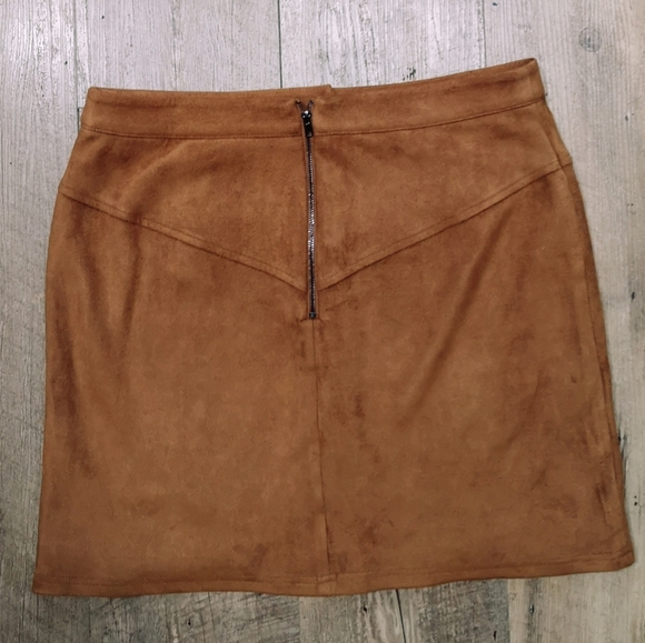 Faux suede skirt - Picture 3 of 3